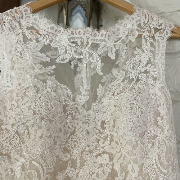 Pronovias ETQ - VESTIDO Elegant Mermaid gown crafted in rich Beautiful lace. - Picture 8 of 15